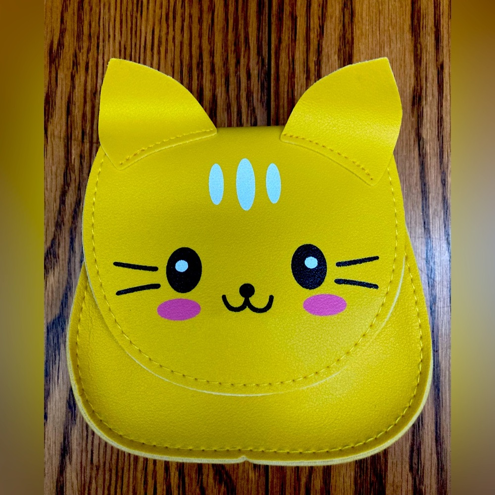 💛YELLOW💛CAT PURSEw/snap closure. stitched faux-leather material adj strap💕NEW💕